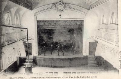 Une vue de la salle des fêtes du pensionnat, où les élèves du cours dramatique pouvaient jouer les piècesq de théatre. 